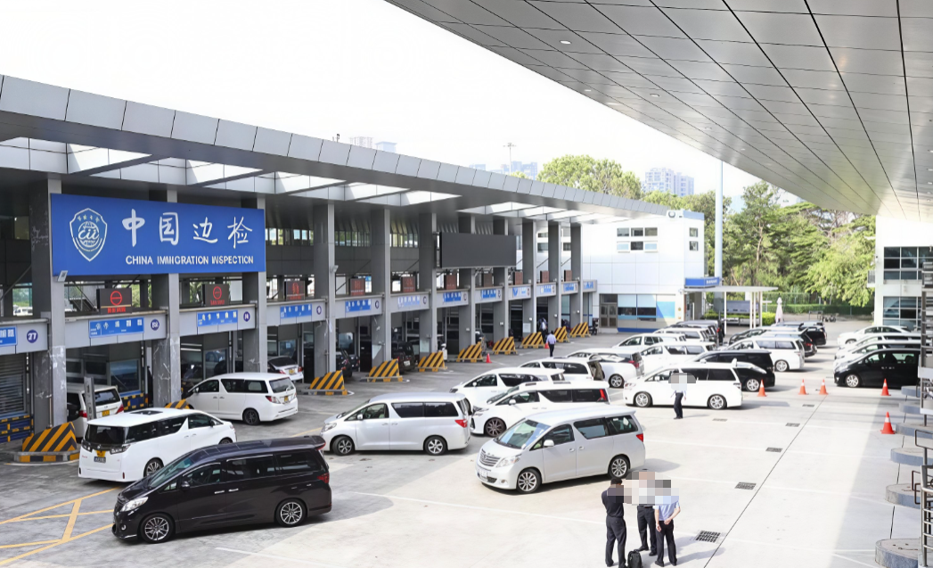 深圳湾口岸繁忙跨境车流
