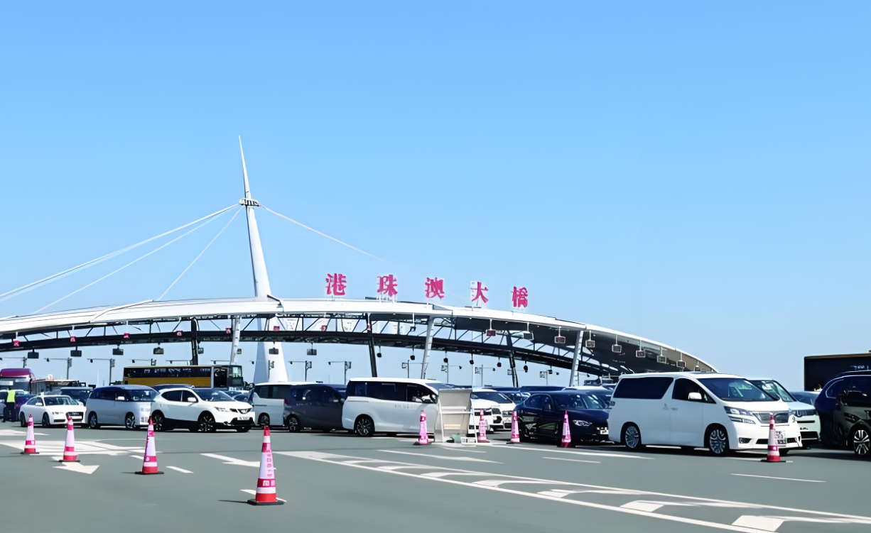 悬挂粤Z车牌的车辆正在通过港珠澳大桥 悬挂粤Z车牌的车辆正在通过港珠澳大桥